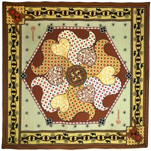 Experience the unique atmosphere of the terracotta and olive-hued Talisman silk scarf. Designed in Australia and handcrafted in Italy, this luxurious accessory fosters a sense of harmony—infused with love—and inner stability. Feel the protective power of the Talisman, enhanced by the energy of DNA symbols from the Trypillian culture.